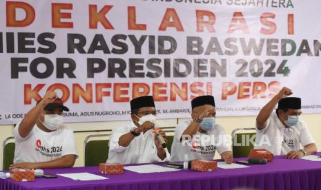 Deklarator dari Aliansi Nasional Indonesia Sejahtera (ANIES) La Ode Basir (kedua kiri), Dani Kusuma (kiri), M Iqbal Siregar (kedua kanan) dan M Ambardi menggelar konferensi pers tentang Deklarasi Anies Baswedan for Presiden 2024 di Jakarta, Rabu (20/10/2021). Kelompok relawan ANIES mendeklarasikan dukungan terhadap Gubernur DKI Jakarta Anies Baswedan untuk maju pada pemilihan presiden tahun 2024. 