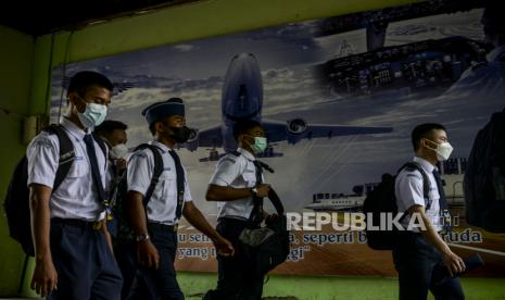 Sejumlah pelajar bersiap memasuki kelas saat pelaksanaan pembelajaran tatap muka di SMK Negeri 29 Jakarta, Kebayoran Baru, Jakarta, Senin (30/8). Pelaksanaan pembelajaran tatap muka di sekolah tersebut dilaksanakan dengan kapasitas 50 persen dan protokol kesehatan yang ketat. Pemerintah Provinsi DKI Jakarta mulai melakukan pembelajaran tatap muka di 610 sekolah berbagai jenjang di DKI Jakarta. Republika/Putra M. Akbar