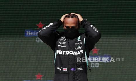  Pembalap Mercedes Lewis Hamilton.