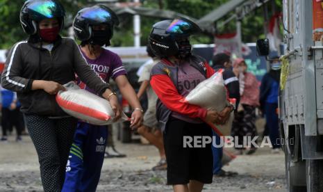 Kulon Progo Minta Subsidi Gaji untuk Beli Kebutuhan Pokok. Ilustrasi pekerja membeli kebutuhan pokok.