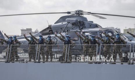 Satuan Tugas Maritime Task Force (Satgas MTF) TNI Konga  XXVIII-M/Unifil meneriakkan yel-yel sebelum berangkat menuju Lebanon di Dermaga Utara Pelabuhan Batu Ampar, Batam, Kepulauan Riau, Jumat (5/3/2021).  Sebanyak 119 prajurit TNI yang tergabung dalam Satuan Tugas Maritime Task Force (Satgas MTF) TNI Konga  XXVIII-M/Unifil bersama KRI Sultan Iskandar Muda-367 diberangkatkan menuju Lebanon dalam menjalankan misi perdamaian PBB.