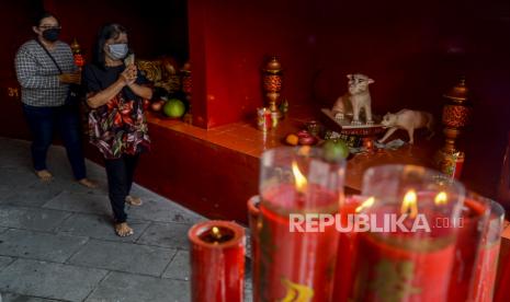 Kawasan Glodok akan Ditata Jadi Wisata Sejarah Pecinan. Sejumlah umat Tionghoa melakukan ibadah di Vihara Dharma Bakti, Glodok, Jakarta, Jumat (12/2). Ibadah yang dilakukan dalam rangka tahun baru imlek 2572 itu dilaksanakan dengan tetap menerapkan protokol kesehatan dari pukul 05.00 WIB hingga 18.00 WIB. Republika/Putra M. Akbar