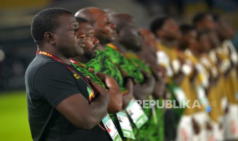 Pelatih Timnas U17 Mali Somalia Koulibaly bersama jajaran staf pelatih menyanyikan lagu kebangsaan sebelum melawan Timnas U17 Maroko pada pertandingan Perempatfinal Piala Dunia U17 2023 di Stadion Manahan, Surakarta, Jawa Tengah, Sabtu (25/11/2023). Mali memastikan melaju ke babak Semifinal usai mengalahkan Maroko dengan skor tipis 1-0. Gol tunggal Mali dicetak oleh kapten tim Ibrahim Diarra.