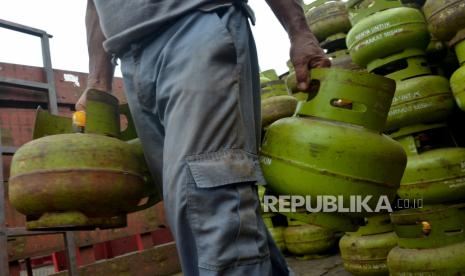 Pekerja menurunkan tabung gas LPG 3 kilogram bersubsidi di salah satu agen. Pertamina mencatat ada 5.000 agen pangkalan resmi LPG 3 kg di Bali yang siap melayani pelanggan. (ilustrasi)