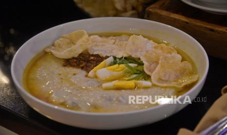 Bubur syurbah alias bubur kuning pekojan dihidangkan ketika waktu berbuka puasa di Malaka Restaurant, Hotel Mercure Jakarta Batavia, Senin (4/4/2022). Ramadhan kali ini, Mercure Jakarta Batavia dibawah payung program Accor Ramadan Wonderful Indonesia mengangkat salah satu destinasi wisata Kota Tua Pekojan. Kawasan Pekojan merupakan sebuah perkampungan di Kecamatan Tambora, Jakarta Barat dikenal sebagai Kampung Arab. 