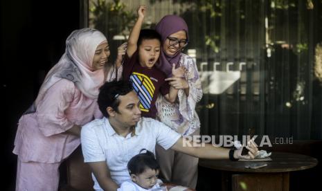 Warga melakukan panggilan video saat bersilaturahim dalam rangka Idul Fitri 1441 Hijriyah di Bogor, Jawa Barat, Ahad (24/5). Panggilan video dilakukan sebagai pengganti bertemu langsung dan ajang bersilaturahim antar keluarga di tengah pandemi virus Corona dan penerapan Pembatasan Sosial Berskala Besar (PSBB)