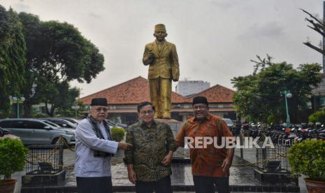 Bakal calon gubernur dan bakal wakil gubernur Jakarta Pramono Anung-Rano Karno saat bertemu dengan mantan Gubernur Jakarta Fauzi Bowo di Museum MH Thamrin, Jakarta, Selasa (3/9/2024).