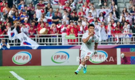 Pemain Timnas U-23 Indonesia Pratama Arhan melakukan selebrasi seusai berhasil melakukan tendangan penalti saat melawan Timnas U-23 Korea Selatan pada babak perempat final Piala Asia U-23 2024 di Stadion Abdullah bin Khalifa, Doha, Jumat (26/4/2024) dini hari. Indonesia melaju ke semifinal Piala Asia U23 setelah mengalahkan Korea Selatan lewat babak adu penalti.