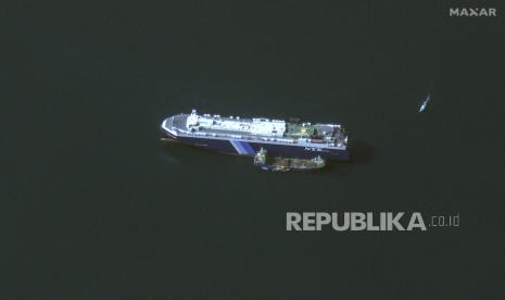 Citra satelit yang disediakan oleh Maxar Technologies menunjukkan kapal Galaxy Leader berlabuh di lepas pantai As Salif, Yaman, pada Selasa, 28 November 2023. Kapal itu dibajak oleh pejuang Houthi p