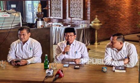  Arkanul Ma'had menjadi landasan Kemenag keluarkan izin Al Zaytun. Foto:  Direktur Pendidikan Diniyah dan Pondok Pesantren (PD Pontren) Kementerian Agama  H Waryono Abdul Ghofur (tengah).