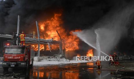 Petugas pemadam kebakaran Lebanon mencoba memadamkan api di Pelabuhan Beirut, Lebanon, Kamis (10/9/2020). Kebakaran besar berkobar di pelabuhan Beirut, kurang dari sebulan setelah ledakan besar mengguncang fasilitas pelabuhan dan sekitarnya. Penyebab kebakaran belum diketahui.