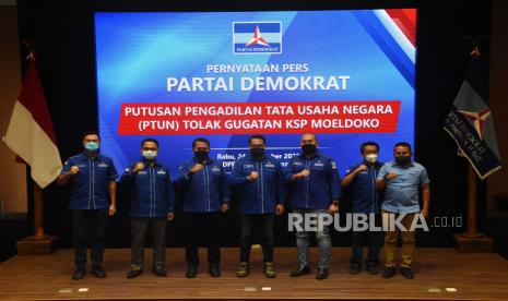 Sekretaris Jenderal Partai Demokrat Teuku Riefky Harsa (tengah) berfoto bersama jajaran pengurus partai usai menyampaikan tanggapan atas ditolaknya permohonan gugatan KSP Moeldoko di Pengadilan Tata Usaha Negara (PTUN), di Kantor DPP Partai Demokrat, Jakarta, Rabu (24/11/2021). AHY menyatakan penolakan gugatan oleh PTUN itu semakin memperkuat keputusan Mahkamah Agung (MA) sebelumnya, yang juga menolak permohonan pihak KSP Moeldoko, tentang Judicial Review AD/ART Partai Demokrat. 