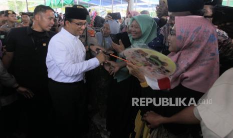 Calon Presiden nomor urut 1 Anies Baswedan menyalami warga saat Haul Akbar KH. Abdul Chalim & KH Maksum di Karang Anom, Waway Karya  Lampung Timur, Ahad (14/1/2024). Anies Baswedan menghadiri Haul Akbar KH. Abdul Chalim & KH Maksum sekaligus melakukan safari politik untuk menggalang dukungan suara.