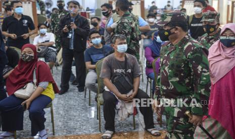 Panglima TNI Marsekal TNI Hadi Tjahjanto (kanan) meninjau pelaksanaan serbuan vaksinasi COVID-19 di Universitas Pancasila di Jakarta, Senin (5/7/2021). Serbuan vaksinasi COVID-19 itu dalam rangka mendukung program pemerintah satu juta vaksinasi per hari dan Panglima TNI berharap pada bulan Agustus tercapai herd immunity di Jakarta. 