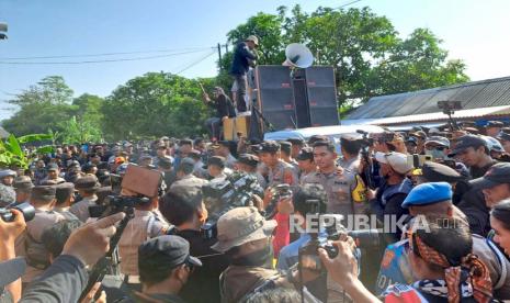 Massa dari Forum Solidaritas Dharma Ayu menggelar aksi unjuk rasa di Mahad Al Zaytun, Kamis (22/6/2023). Guru Besar UIN sebut Al Zaytun masih merindukan kembali kejayaan NII.