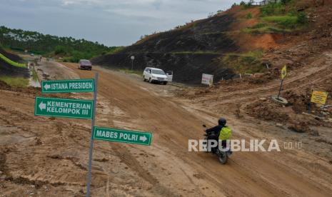 Pekerja melintasi jalan lingkar Sepaku di Kawasan Inti Pusat Pemerintahan (KIPP) Ibu Kota Negara (IKN) Nusantara, Penajam Paser Utara, Kalimantan Timur, Sabtu (25/2/2023). Pembangunan KIPP IKN Nusantara mulai masif dikerjakan diantaranya pembangunan istana presiden, kantor presiden, kantor sekretariat presiden, dan kantor kementerian koordinator. 