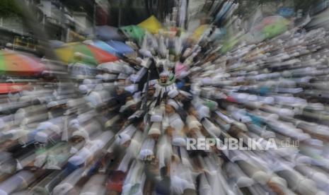 Sejumlah massa menunggu kedatangan Imam Besar Front Pembela Islam (FPI) Habib Rizieq Shihab di kawasan Petamburan, Jakarta, Selasa (10/11). Habib Rizieq Shihab kembali ke tanah air setelah berada di Arab Saudi selama tiga setengah tahun. 