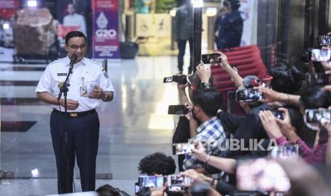 Gubernur DKI Jakarta Anies Baswedan memberikan keterangan kepada wartawan usai menjalani pemeriksaan di Gedung Merah Putih KPK, Jakarta, Rabu (7/9/2022). Anies Baswedan diperiksa KPK untuk dimintai keterangan dalam penyelidikan kasus dugaan tindak pidana korupsi penyelenggaraan ajang balap mobil listrik Formula E Jakarta. 