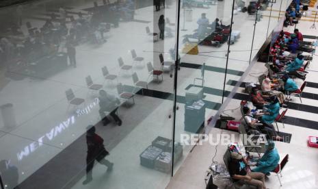 Warga mendonorkan darahnya saat screening donor plasma konvalesen dan donor darah di Grand City Mall, Surabaya, Jawa Timur, beberapa waktu lalu.