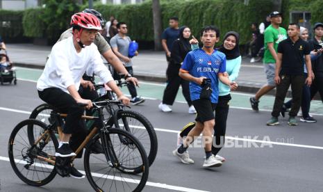 Presiden Joko Widodo (Jokowi) menikmati akhir pekannya di Ahad (5/5/2024) pagi dengan bersepeda di kawasan bebas kendaraan bermotor di sepanjang Jalan Jenderal Sudirman hingga M.H. Thamrin, Jakarta. 