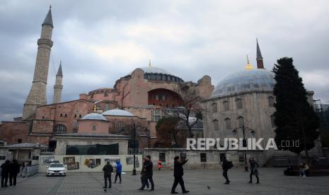 Wisatawan dari berbagai negara mengunjungi Masjid Hagia Sophia di Istanbul, Turki, Jumat (25/11/2022). Bangunan ikonik yang dulunya merupakan gereja selama 916 tahun lebih itu tidak hanya menjadi primadona wisatawan tetapi juga menjadi tujuan wisata religi jamaah umroh asal Indonesia seusai maupun sebelum menjalankan ibadah di Tanah Suci Mekkah. 