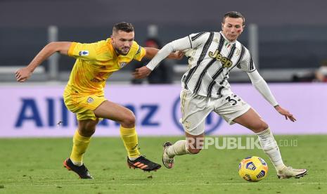 Pemain Juventus Federico Bernardeschi dan Sebastian Walukiewicz dari Cagliari beraksi saat pertandingan sepak bola Serie A Italia Juventus FC vs Cagliari Calcio di stadion Allianz di Turin, Italia, 21 November 2020.