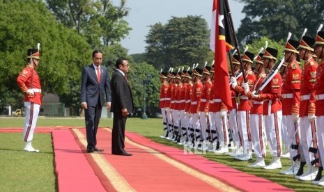 Kunjungan Kenegaraan Timor Leste. Presiden Joko Widodo (kiri) bersama Presiden Timor Leste Francisco Guterres Lu Olo memeriksa pasukan saat kunjungan kenegaraan di Istana Bogor, Jawa Barat, Kamis (28/6).