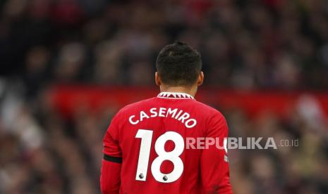  Pemain Manchester United Casemiro tampak dari belakang t pada pertandingan sepak bola Liga Premier Inggris antara Manchester United dan Crystal Palace, di stadion Old Trafford di Manchester, Inggris, Sabtu (4/2/2023).