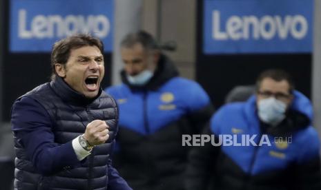 Pelatih kepala Inter Milan Antonio Conte merayakan setelah berakhirnya pertandingan sepak bola Serie A antara Inter Milan dan Atalanta di stadion San Siro di Milan, Italia, Senin, 8 Maret 2021. 