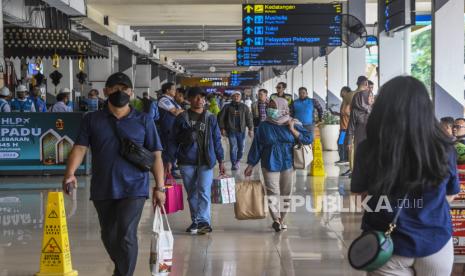 Penumpang mengantre memasuki gate keberangkatan di Bandara Halim Perdanakusuma, Jakarta, Sabtu (5/4/2024).