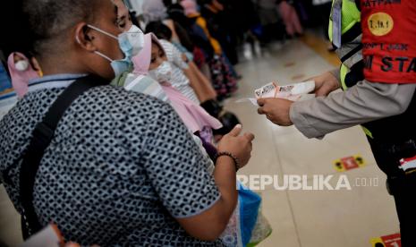 Petugas mengecek tiket Calon penumpang kereta Api Airlangga jurusan Surabaya Pasarturi sebelum jam keberangkatan di Stasiun Pasar Senen, Jakarta, Ahad (10/4/2022). Hingga hari ini (Kamis, 21/4/2022), PT Kereta Api Indonesia (KAI) sudah menjual sekitar 1,19 juta tiket KA jarak jauh. 