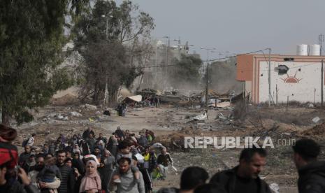 Warga Gaza di Gaza utara menuju Gaza selatan di Jalur Gaza. Persis telah mengeluarkan sikap resmi sikapi perang Gaza 