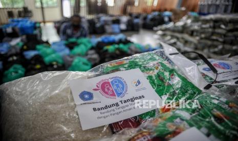 Petugas menyiapkan paket bantuan sosial di Gedung Serbaguna Balai Kota, Bandung, Jawa Barat, Jumat (1/10/2021). Pemerintah Kota Bandung menyiapkan 2.000 paket makanan sehat dan vitamin bagi balita stunting serta anak yatim piatu yang ditinggal orang tuanya akibat COVID-19 dengan sistem penyaluran melaui setiap kecamatan di Kota Bandung. 