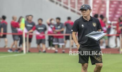 Pelatih Timnas Indonesia Shin Tae-yong bersiap memimpin sesi latihan jelang Piala AFF 2022 bersama Timnas Indonesia di Stadion Utama Gelora Bung Karno, Jakarta, Selasa (20/12/2022). Timnas Indonesia akan bertanding melawan Timnas Kamboja di Stadion Utama Gelora Bung Karno, Jakarta, Jumat (23/12/2022). 