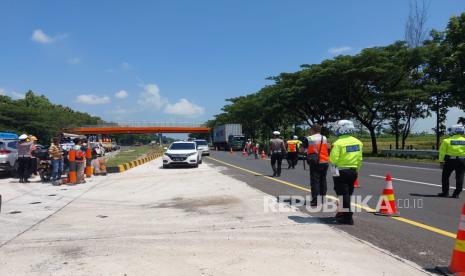 Jelang arus mudik, uji coba contra flow dilakukan di KM 153 – KM 157 Tol Cipali arah Jakarta, Jumat (29/3/2024). 