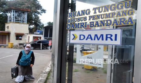 DAMRI Imbau Pelanggan Pesan Tiket Secara Daring. Calon penumpang membawa tas dan koper untuk membeli tiket bus Damri tujuan Bandara Internasional Soekarno-Hatta di Pool Damri Botani Square, Pajajaran, Kota Bogor, Jawa Barat, Kamis (2/4/2020). 