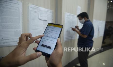 Sejumlah petugas melakukan simulasi rekapitulasi secara elektronik Pemilihan Kepala Daerah (Pilkada) serentak 2020 di Komisi Pemilihan Umum (KPU), Jakarta, Selasa (25/8/2020). KPU berencana akan menggunakan rekapitulasi digital dalam Pilkada 2020 untuk mengurangi potensi kecurangan sekaligus sebagai alat kontrol dan pembanding terhadap data rekapitulasi suara manual. 