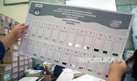 Petugas KPU Tangsel melakukan pengecekan template alat bantu memilih untuk tunanetra surat suara DPD RI yang menggunakan huruf braille di gudang logistik KPU Tangsel, Serpong, Tangerang Selatan, Banten, Selasa (23/1/2024). KPU Tangsel mulai mendistribusikan template alat bantu pemilih tunanetra sebanyak 3.824 buah, ke seluruh tempat pemungutan suara (TPS) se- Kota Tangerang Selatan, guna mempermudah penyandan tunanetra memenuhi hak pilihnya pada pemilu 2024. ANTARA FOTO/Muhammad Iqbal/Spt.