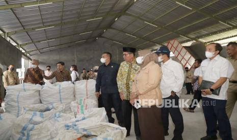 Bupati Sleman, Kustini Sri Purnomo, meresmikan Tempat Pengolahan Sampah Terintegrasi (TPST) Sindu Mandiri, Padukuhan Kragilan, Kalurahan Sinduadi, pada Senin, (14/8/2023). 