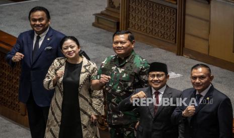 Ketua DPR Puan Maharani (kedua kiri) didampingi Wakil Ketua DPR Muhaimin Iskandar (kedua kanan), Rachmad Gobel (kir) dan Lodewijk Freidrich Paulus (kanan) berfoto bersama Calon Panglima TNI Laksamana TNI Yudo Margono (tengah) dalam Rapat Paripurna Ke-12 Masa Persidangan II Tahun Sidang 2022-2023 di Kompleks Parlemen, Senayan, Jakarta, Selasa (13/12/2022). DPR menyepakati penetapan Laksamana TNI Yudo Margono sebagai Panglima TNI untuk menggantikan Jenderal TNI Andika Perkasa yang akan memasuki masa pensiun. 