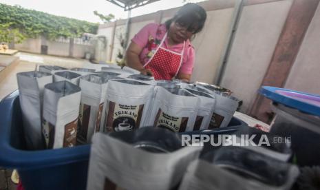 Pemilik usaha Erika mengemas bubuk kopi khas Dayak Erikano di rumahnya di Jalan Yos Sudarso, Palangkaraya, Kalimantan Tengah, Kamis (21/1/2021). Kopi yang menggunakan jenis biji liberika dan excelsa lalu diolah dengan rempah-rempah khas Dayak itu dipasarkan ke berbagai daerah seperti Jakarta, Surabaya, Bandung, Semarang, dan Kendari dengan harga jual Rp25 ribu per bungkus. 