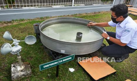 Petugas Badan Meteorologi Klimatologi dan Geofisika (BMKG) memeriksa panci penguapan (Open Pan Evaporimeter) di Laboratorium Terbuka BMKG Serang, Banten, Kamis (22/10/2020). Pihak BMKG merilis peringatan dini waspada bencana hidrometeorologi akhir Oktober hingga Desember 2020 dampak La Nina di Selatan Jawa dan Sumatera yang berpotensi memicu peningkatan curah hujan 20 - 40 persen dari biasanya yang disertai angin kencang dan gelombang tinggi sehingga bisa berakibat banjir dan longsor. 