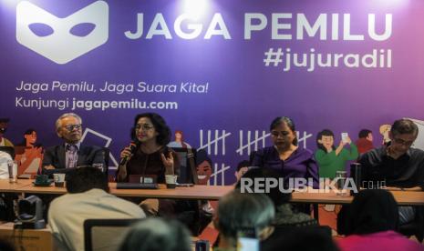 Salah satu pemrakarsa JagaPemilu.com Luky Djani (kanan) Pendiri Jaga Pemilu Erry Riyana Hardjapamekas (kiri)  Ahli Hukum Tata Negara dan Pendiri PSHK Bivitri Susanti (kedua kanan) dan Sosiolog FISIP UI Meuthia Ganie Rochman (kedua kiri) menyampaikan paparan saat peluncuran laman JagaPemilu.com di Jakarta, Jumat (5/1/2024). Jaga Pemilu meluncurkan laman JagaPemilu.com yang merupakan platform wadah pelaporan bagi relawan pemantau pemilu dan warga terkait pelanggaran atau pun tangkapan visual form C-Hasil, yaitu hasil penghitungan suara di Tempat Pemungutan Suara (TPS).