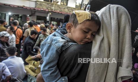 Seorang anak berada dipelukan ibunya pasca gempa bumi  di halaman RSUD Cianjur, Jalan Pasirgede Raya, Kabupaten Cianjur, Senin (21/11/2022).  Berdasarkan keterangan Badan Nasional Penanggulangan Bencana (BNPB) total saat ini korban meninggal dunia mencapai 46 orang dan 700 korban terluka pasca gempa bumi 5,6 SR di Kabupaten Cianjur. Republika/Abdan Syakura