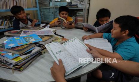 Sejumlah anak membaca buku di perpustakaan Masjid Agung Solo, Jawa Tengah, Rabu (13/3/2024). Perpustakaan yang berisi koleksi naskah kuno, kitab kuning, dan buku-buku literasi bertema Islam tersebut ramai dikunjungi warga selama bulan Ramadhan untuk mengisi waktu ibadah puasa dengan kegiatan yang bermafaat.