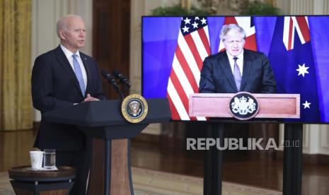  Presiden AS Joe Biden menyampaikan sambutan tentang prakarsa keamanan nasional di Ruang Timur Gedung Putih di Washington, DC, AS, 15 September 2021. Perdana Menteri Australia Scott Morrison dan Perdana Menteri Inggris Boris Johnson (kanan) berpartisipasi secara virtual.