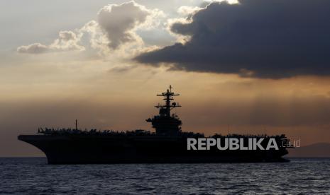 Kapal induk bertenaga nuklir USS Theodore Roosevelt (CVN-71). Iran ancam akan hancurkan kapal perang AS jika keamanan Iran terancam di Teluk. Ilustrasi.