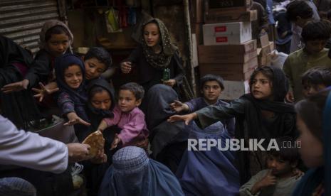  Wanita dan anak-anak Afghanistan menerima sumbangan roti di Kota Tua Kabul, Afghanistan, Kamis, 16 September 2021.