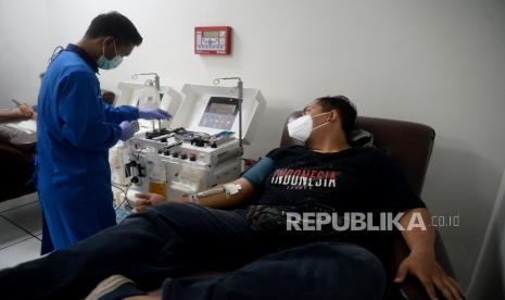 Warga penyintas COVID-19 mendonorkan plasma darahnya di Sentra Donor Plasma konvalesen Stasiun MRT Dukuh Atas BNI, Jakarta, Selasa (24/8). Kegiatan Donor Plasma tersebut merupakan rangkaian dari berbagai program serta komitmen PT MRT Jakarta (Perseroda) dalam membantu pemerintah menanggulangi pandemi COVID-19. Tercatat sebanyak 35 orang yang telah menajalani screening mendonorkan plasmanya.Prayogi/Republika