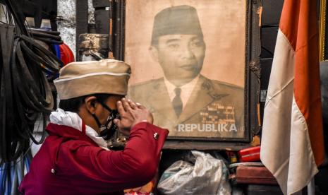 Warga dan foto presiden pertama RI, Ir Sukarno.